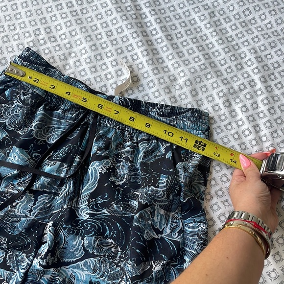 Lululemon Spring Break Away Short Size 4 women’s - Picture 5 of 5